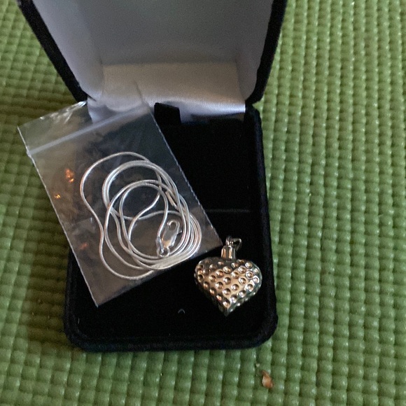 Memorial necklace. You can keep your loved ones ashes with you… - Picture 2 of 3